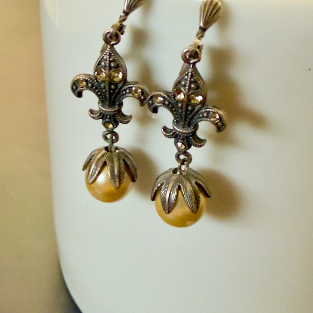 Elegant Gold Fleur-de-Lis Drop Earrings